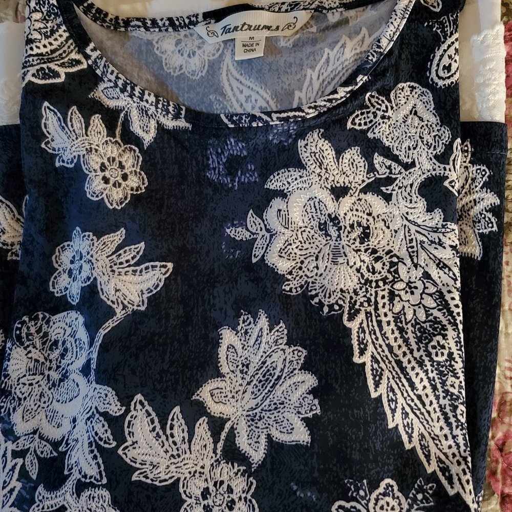 PRINT TOP W/LACE & CHIFFON HEM NWOT